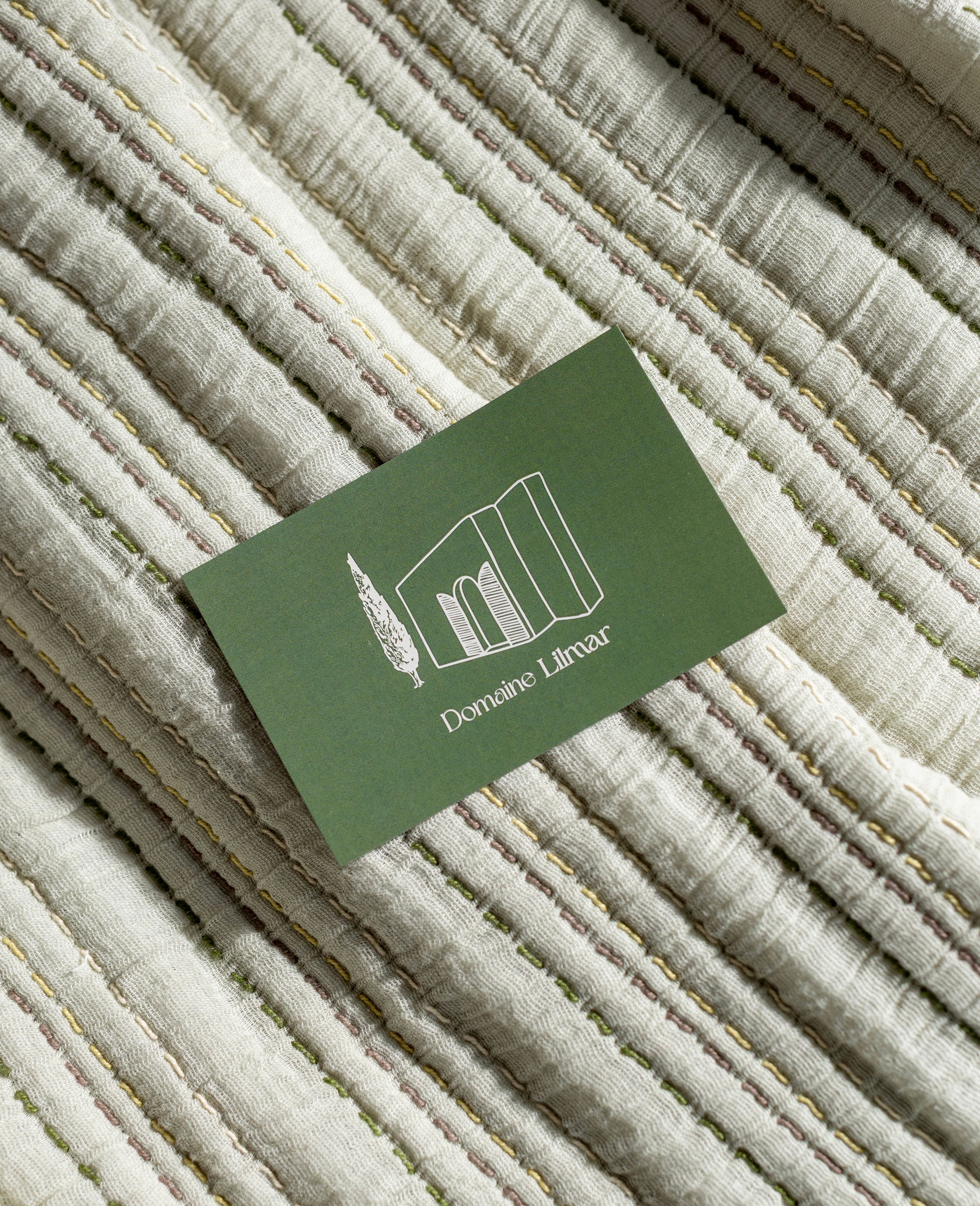Carte du Domaine Lilmar posée sur un couvre-lit gaufré