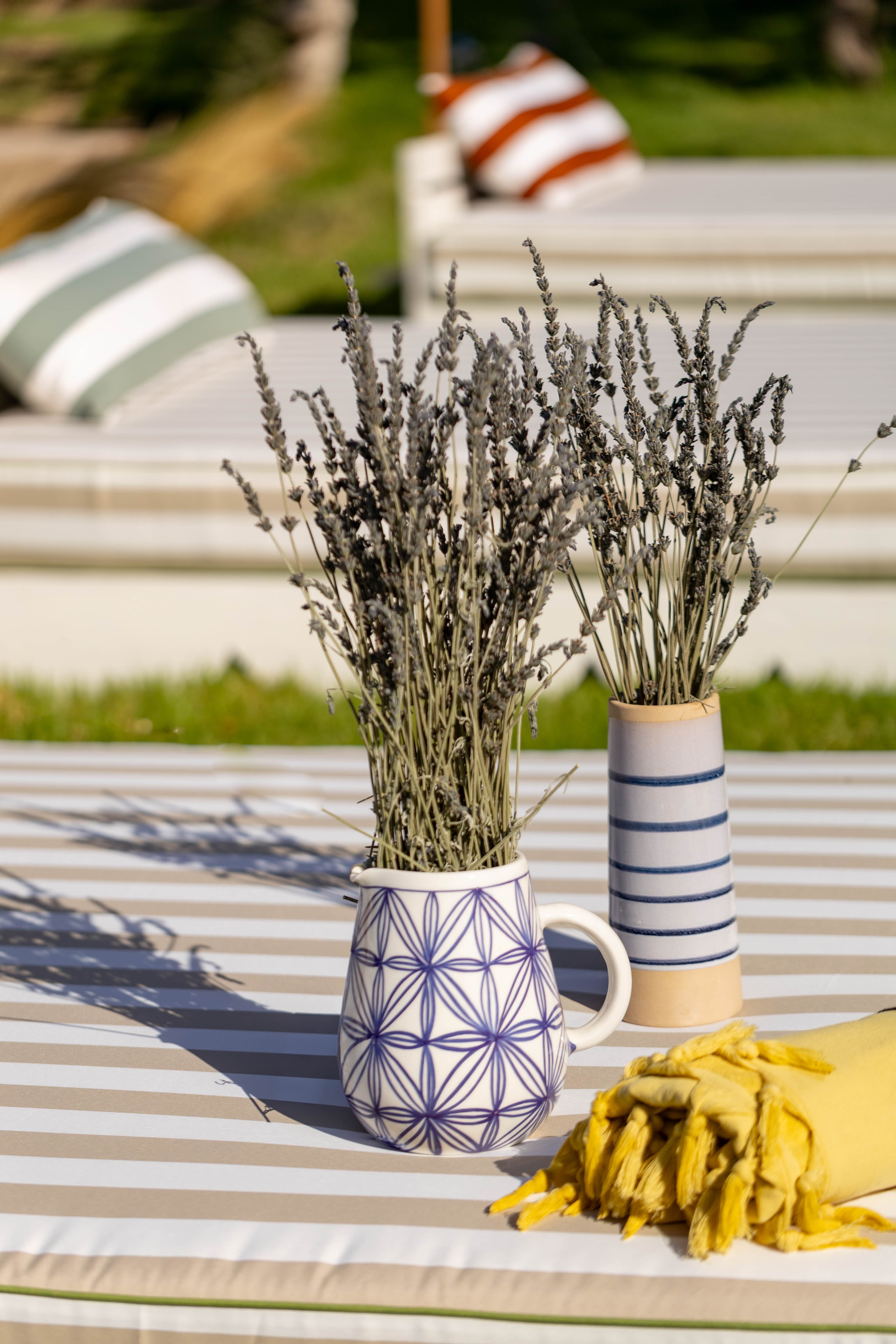 Bain de soleil rayé et jarre de lavande, au calme face au jardin