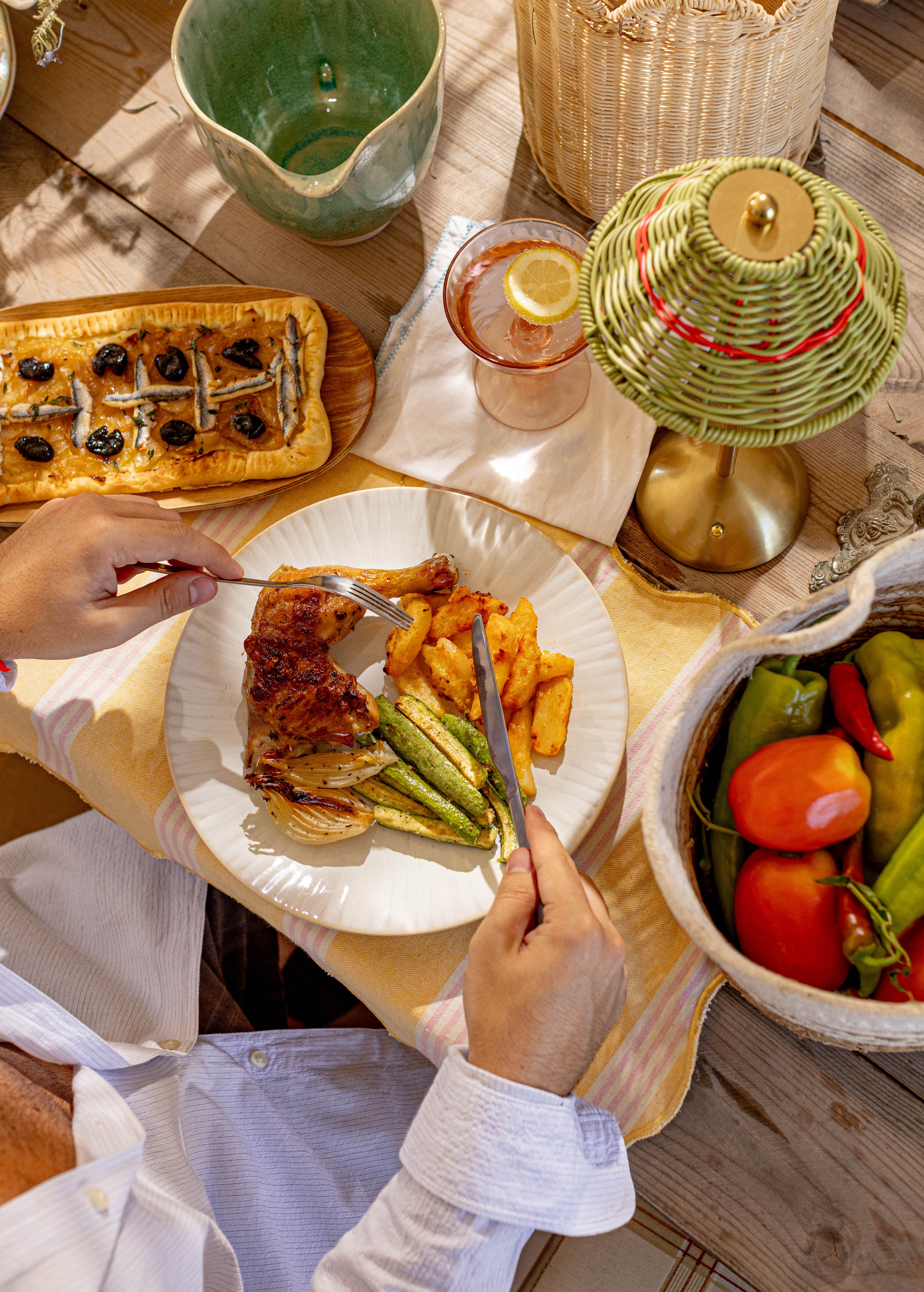 Déjeuner vu du ciel : poulet rôti, pissaladière et légumes du potager