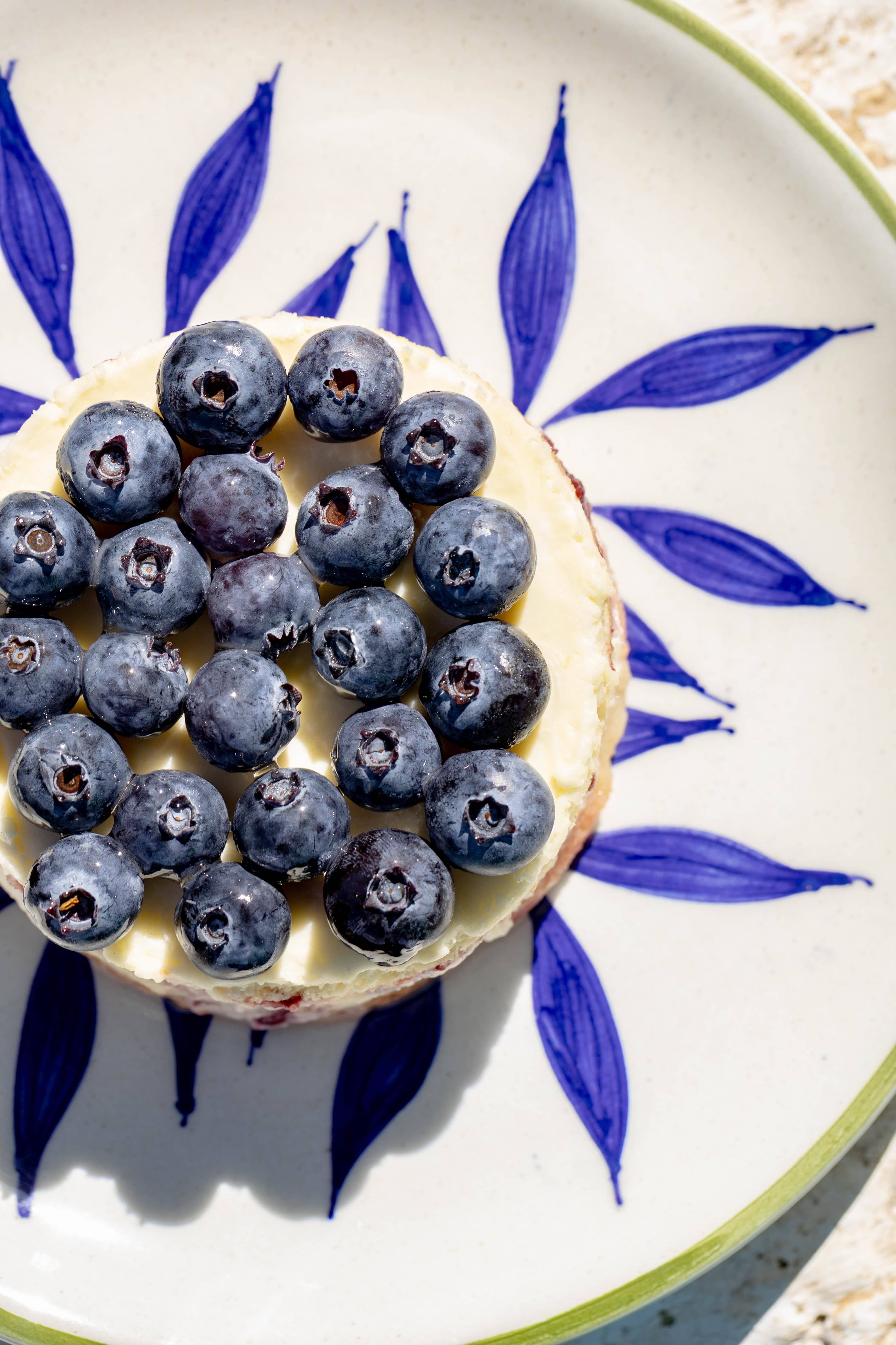 Myrtilles sur le gâteau, assiette aux feuilles bleues
