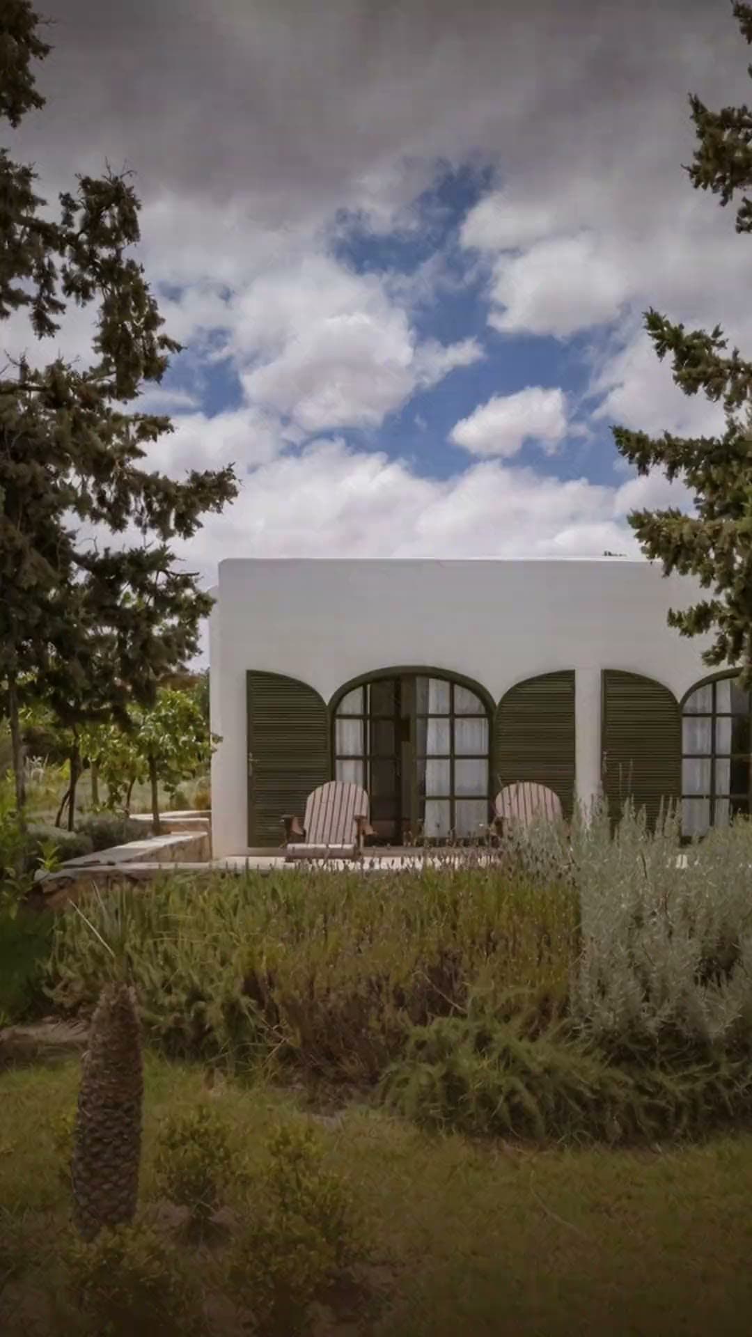 Le Domaine de Lilmar en mouvement : le jardin, les lits à baldaquin, une chambre, la table, la piscine et la salle d'eau